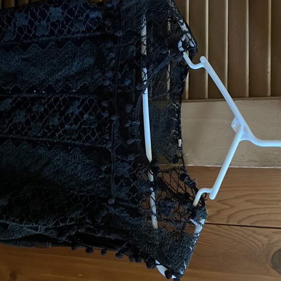 A sexy sleeveless top with lace! - Picture 4 of 4